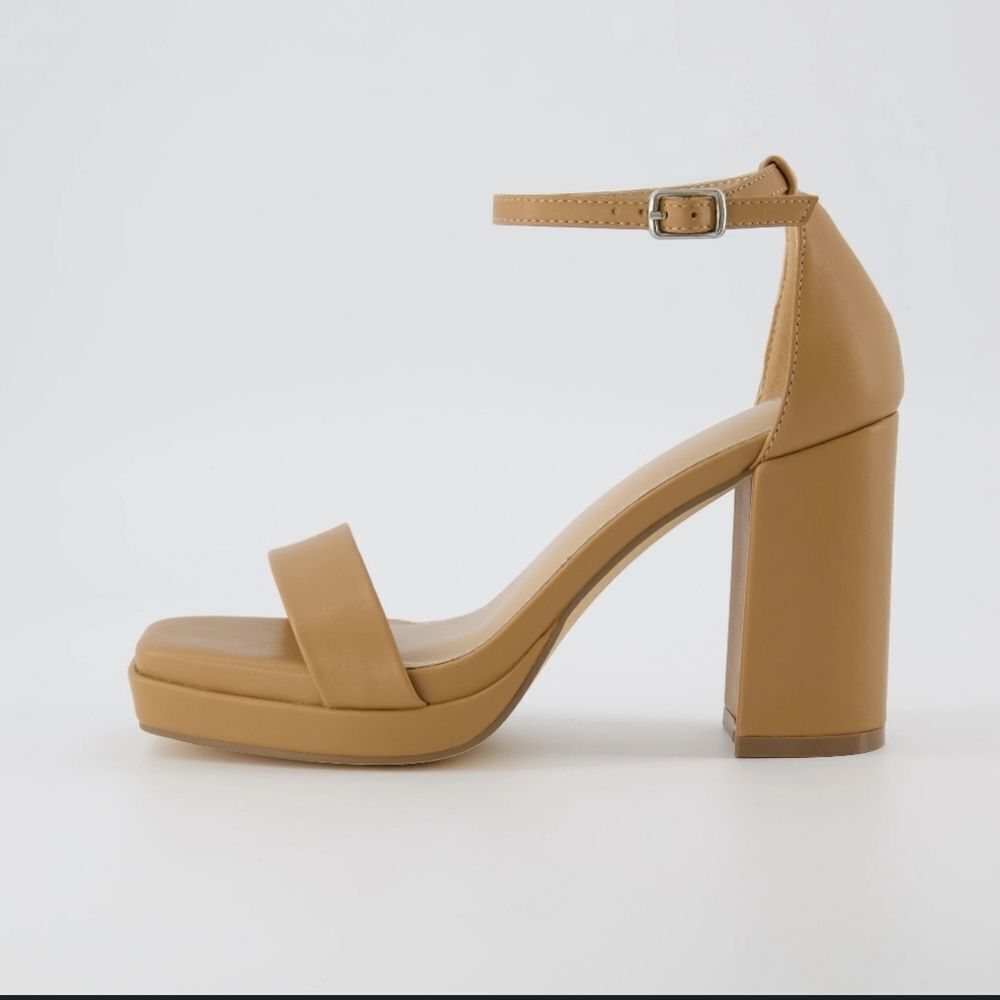 BRAND NEW CUSHIONAIRE GRAMMY PLATFORM SQUARE OPEN-TOE SANDAL